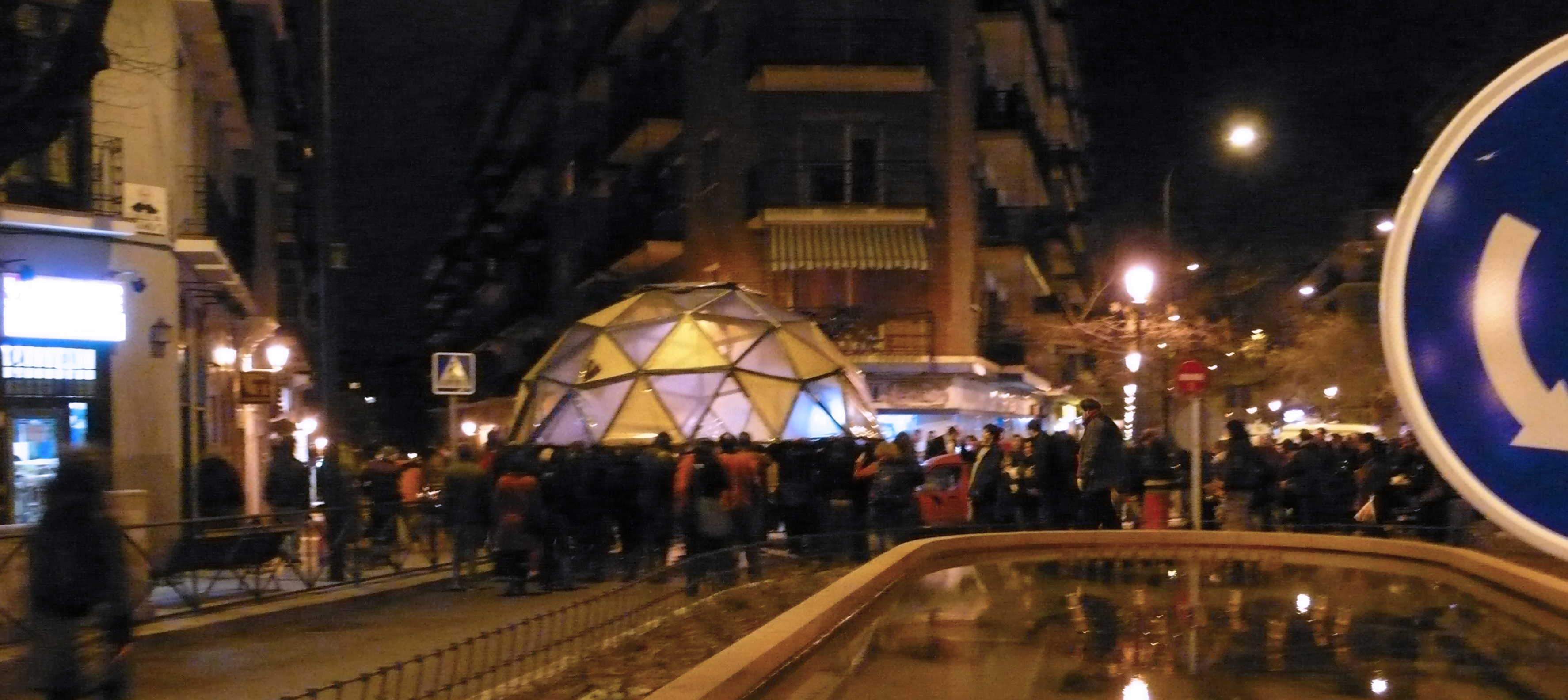 Una procesión profana traslada la cúpula del Solar de Olivar a su nuevo emplazamiento en Esta es una plaza