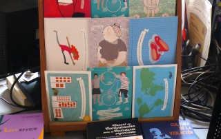 Expositor con postales Leve en la librería Traficantes de Sueños